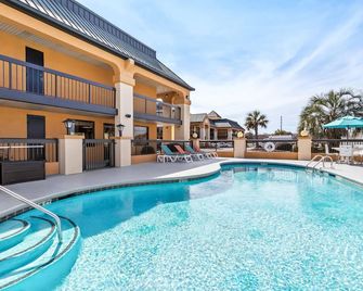 Quality Inn & Suites Florence Civic Center - Florence - Pool