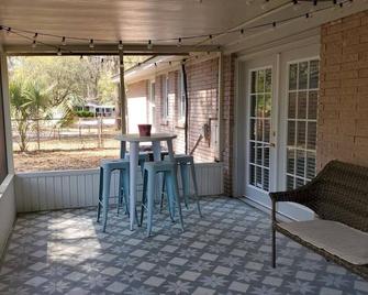 Cozy Southside Savannah 3 Bed room 2 Bath home - 15 Minutes to downtown Savannah - سافاناه (جورجيا) - شرفة مرصوفة