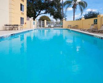 La Quinta Inn & Suites by Wyndham Lakeland East - Lakeland - Piscina