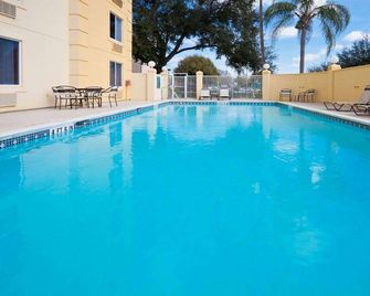 La Quinta Inn & Suites by Wyndham Lakeland East - Lakeland - Piscina