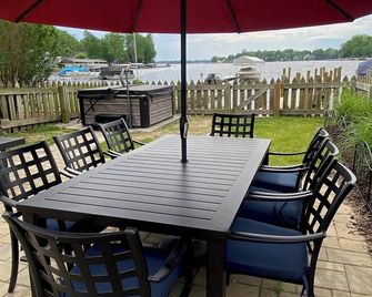 Lake Life Awaits with Boat Pier, Beach, Hot Tub, Parking on Paw Paw Lake - Watervliet - Patio