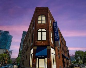 Easy Access To Downtown Or Walk To Local Hot Spots - This Location Can't Be Beat - 747 Lofts Cabin 203 by RedAwning - Chicago - Bâtiment