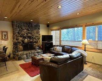 Modern Log Cabin-Hot Tub-Tahoe Park Bch Access - Tahoe City - Living room