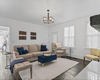 Jefferson Off Main: 4 Bedsking Bedswalk To Main 3 Full Bath - Madison - Obývací pokoj