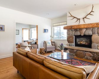 Spacious & Cozy House Big Sky Meadows w/ Hot Tub! Perfect for Family Getaway - Big Sky - Obývací pokoj