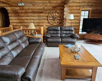 Secluded Lake front log cabin home in Chautauqua County - Westfield - Sala de estar