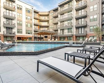 Designer Space Near Ut 2 King Bed Pool Gym Ev Wd - Austin - Piscina