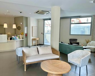 B&B HOTEL Antibes Juan-les-Pins - Antibes - Front desk