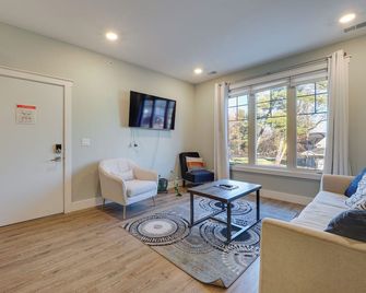 Walk to Front St! Traverse City Condo Near Skiing - Traverse City - Living room
