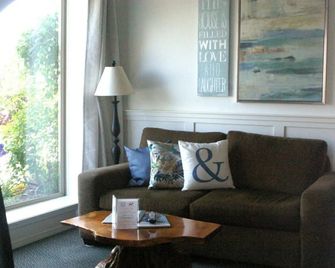 Shady Shores Beach Resort - Qualicum Beach - Living room