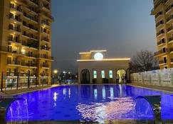 Spacious 3 bedroom Flat with essential amenities - Lucknow - Pool