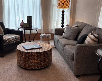 Gorgeous 4-bedroom house in charming Dodgeville. - Dodgeville - Huiskamer