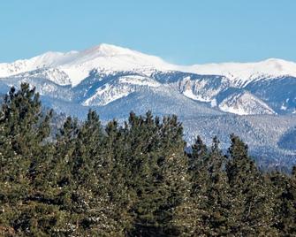 Enjoy a Get-A-Way @ this cozy log cabin on Eagle Nest Lake, in Eagle Nest NM!! - Eagle Nest - Vista del exterior