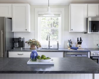 เดอะลอดจ์แอทเดอะโคฟ - เคเนบังค์พอร์ต - ห้องครัว