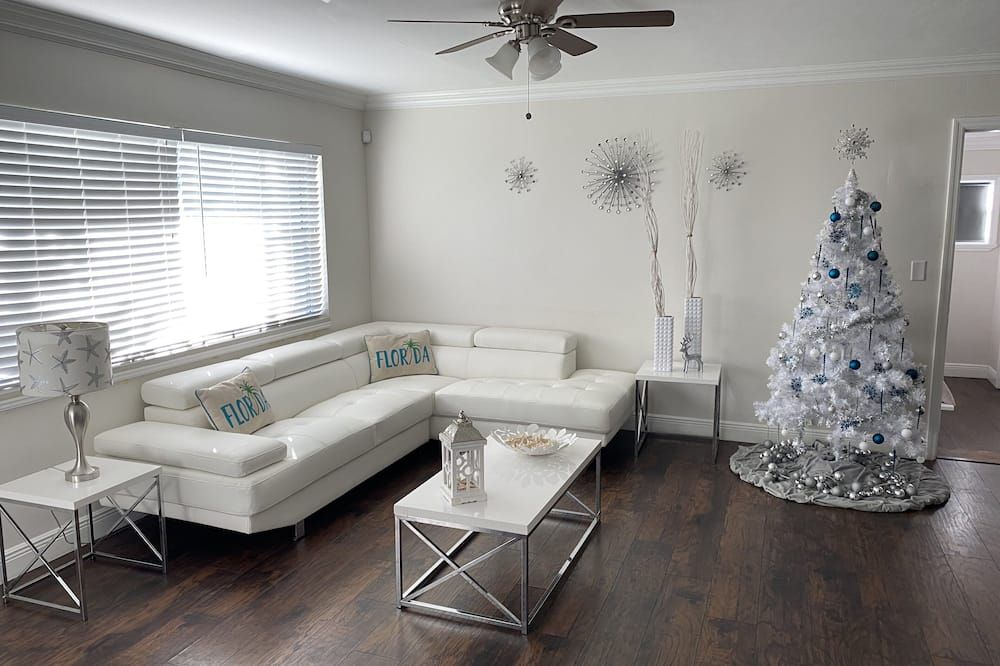 Palm Beach Vacation Home Disinfected 4bd 2 Br & Game Room - ווסט פאלם ביץ' - סלון