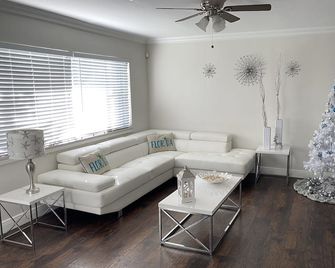Palm Beach Vacation Home Disinfected 4bd 2 Br & Game Room - West Palm Beach - Sala de estar