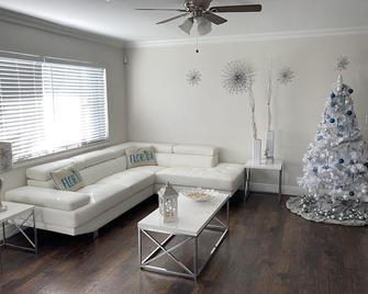 Palm Beach Vacation Home Disinfected 4bd 2 Br & Game Room - ווסט פאלם ביץ' - סלון