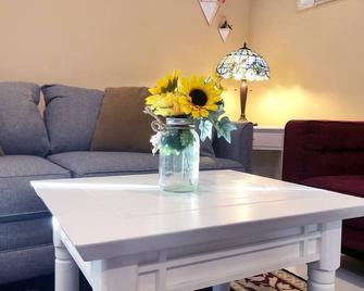 Cozy and Cute Cottage Suite in Mission - Mission - Living room