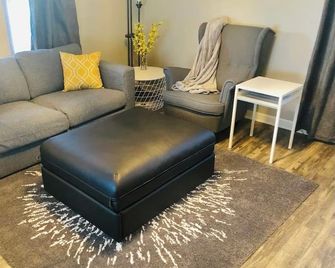 GrayHouse, peaceful Ponca City with AC, WiFi Pet friendly w/fee, lots of parking - Ponca City - Obývací pokoj