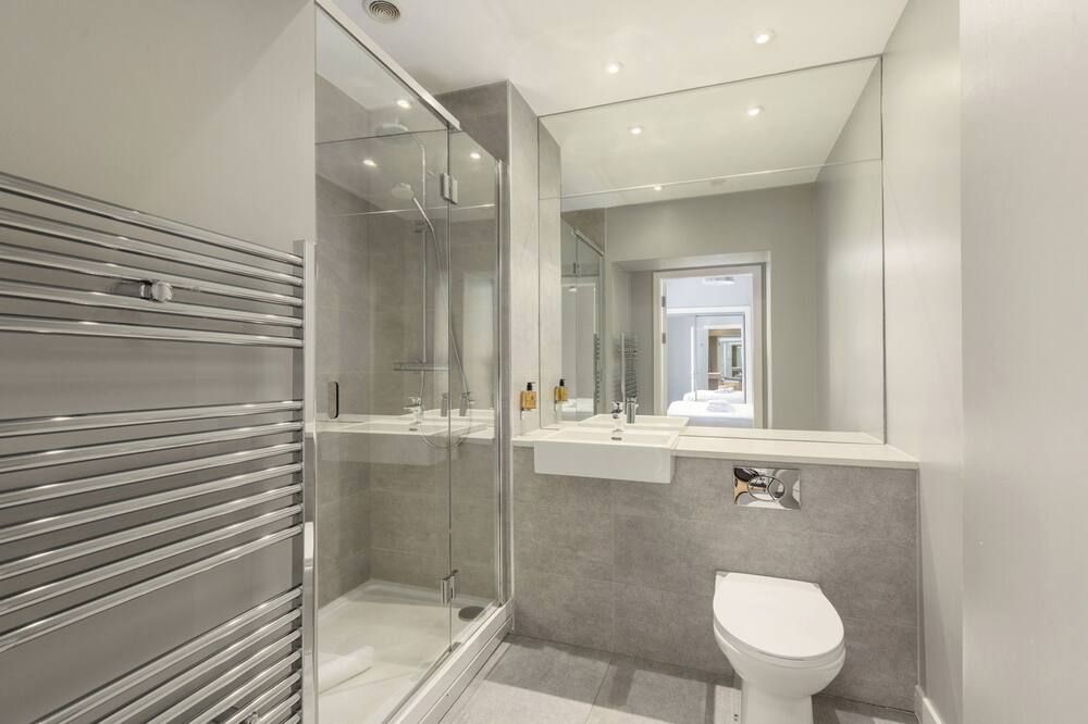 Destiny Scotland Apartments at Canning Street Lane - Edinburgh - Bathroom
