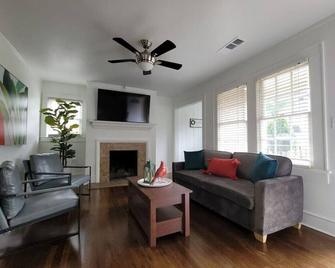 Exquisite 4Bedroom Home-sleep 14 - Atlanta - Living room