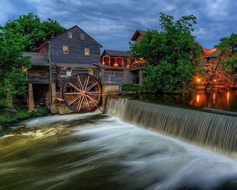 Lazy River Cabin, River Front, Hot Tub, Wifi, 560 in Free Attraction Tickets Each Paid Day! - Kodak