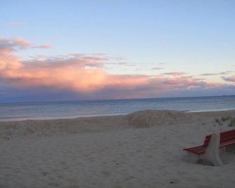 Cute and Cozy. Short walk to Sand. Close to Attractions. - Hampton - Beach