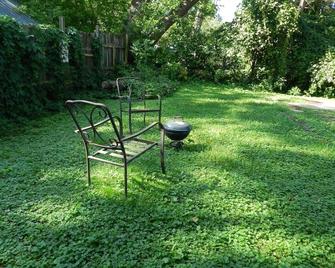 Side A-Convenient and comfortable home near waterfront- - Sun Prairie - Patio