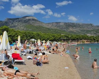 Apartments by the sea Bol, Brac - 13413 - Bol