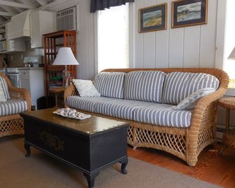 Vintage Cottage- 2 Bedrooms, Sleeps 6 Comfortably, Chalker Beach - Old Saybrook - Living room