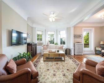 Steps to Manhattan! 2 BR private apartment w/terrace & View - Hoboken - Sala de estar