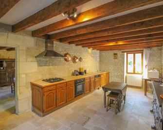 Cottage farmhouse stones in the countryside - Monts-sur-Guesnes - Cocina