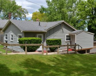 Akron Portage Lakes Peaceful Lakefront Charming 2-bedroom home / amazing view - Akron - Building