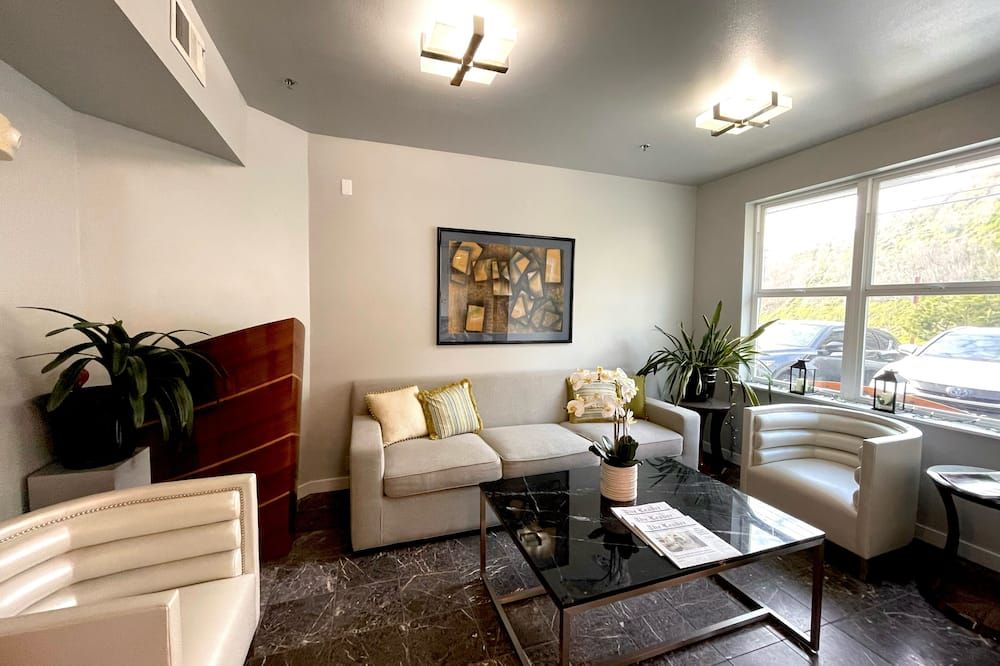 تايدز إن آند سويتس - بورت تاونسند - غرفة معيشة