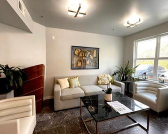 تايدز إن آند سويتس - بورت تاونسند - غرفة معيشة