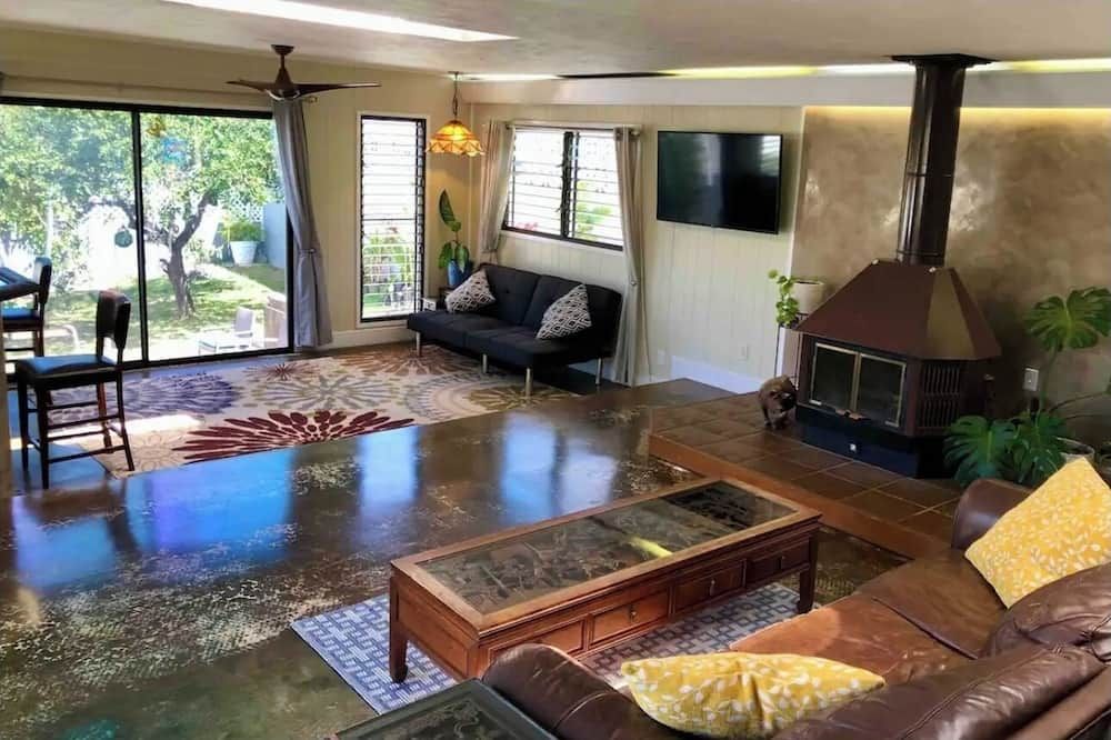 Charming bed & breakfast on the slopes of Haleakala with AC, WiFi. - بوكالاني - غرفة معيشة