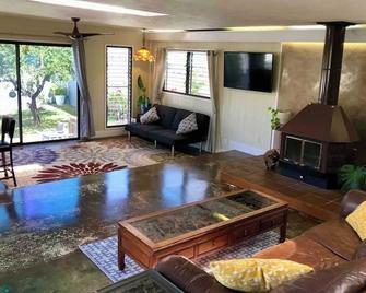 Charming bed & breakfast on the slopes of Haleakala with AC, WiFi. - Pukalani - Wohnzimmer
