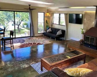 Charming bed & breakfast on the slopes of Haleakala with AC, WiFi. - بوكالاني - غرفة معيشة