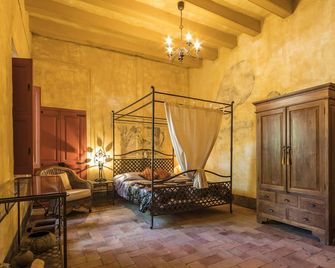 Beautiful mansion, 70 km south of Barcelona, 8 km from the sea - Bañeras - Habitación