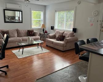 Memory Lane Guest Suite - Sooke - Wohnzimmer