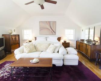 Beautiful mountaintop getaway for peace and quiet - Dover Plains - Living room