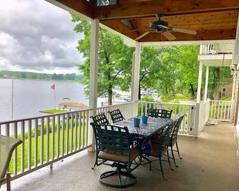 Conneaut Lake, PA 5 Bedroom Lakefront Home with 100' of Frontage and Dock - Conneaut Lake - Balcón
