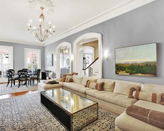 Fantastic house with lots of parking in downtown Annapolis, steps to the USNA! - Annapolis - Living room