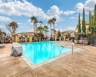 Lepark Yellow With Pool & Spa Next To Downtown Golden One Airport - סקרמנטו - בריכה