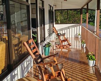 Hotel & Hostel Sloth Backpackers - Monteverde - Balcony