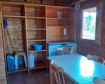 Small 4-seater chalet, classified site of the 4 lakes and Hérisson waterfalls - Le Francois - Salle à manger