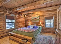 Cabin Private Hot Tub, Walk to Pats Peak Ski Area - Henniker - Bedroom