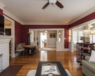 Lavinia House Downtown Greenville - Greenville - Living room