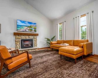 Family Friendly and quite 2 bedroom Condo Close to Fun - Fort Wayne - Living room