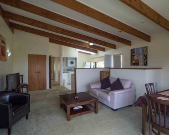 By the Bay Beachfront Apartments - Mangonui - Wohnzimmer